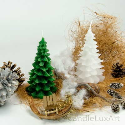 Weihnachtskerze Tanne grün und weiß 13cm