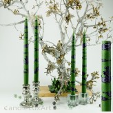 4  Leuchterkerzen grün Dekor lila 35cm